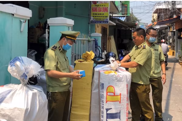 Thu giu hang tram hang gia dung bat hop phap duoc ban qua facebook 'Thu Tra'