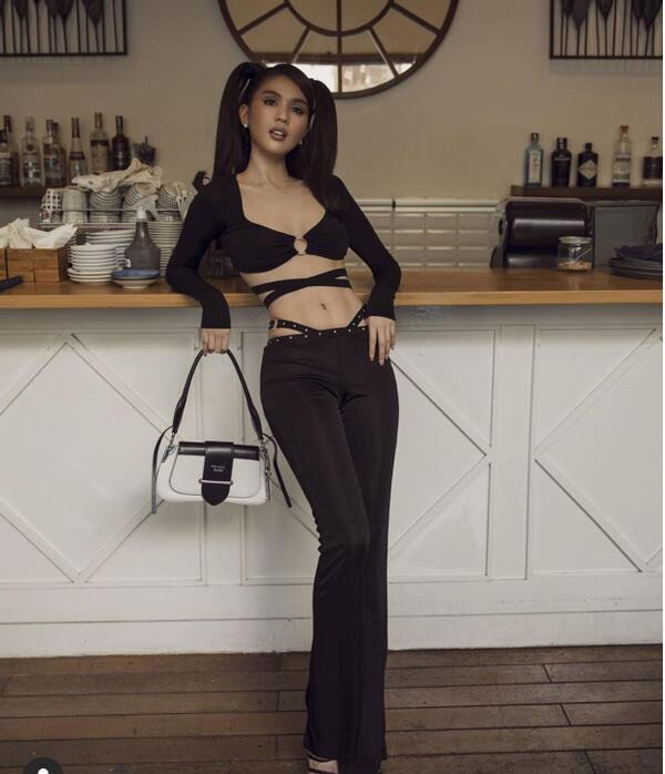 Ngọc Trinh “bắt chước” chiêu lộ quần nội y của mỹ nhân Kendall Jenner ? - Hình 4 Ngoc Trinh “bat chuoc” chieu lo quan noi y cua my nhan Kendall Jenner ?-Hinh-4