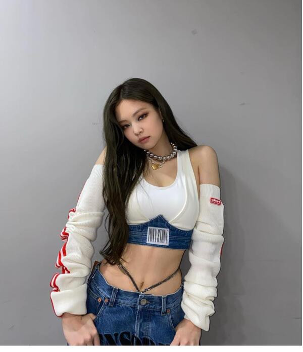 Ngọc Trinh “bắt chước” chiêu lộ quần nội y của mỹ nhân Kendall Jenner ? - Hình 8 Ngoc Trinh “bat chuoc” chieu lo quan noi y cua my nhan Kendall Jenner ?-Hinh-8