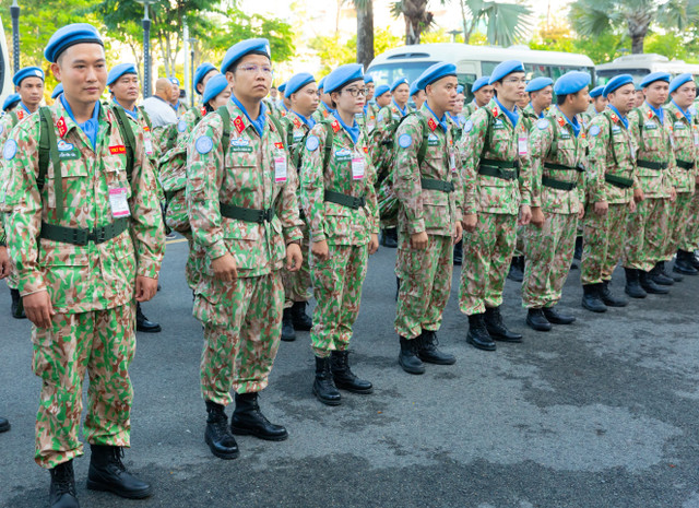 Chủ tịch nước tiễn 63 chiến sĩ mũ nồi xanh thực hiện nhiệm vụ gìn giữ hòa bình - Hình 3 Chu tich nuoc tien 63 chien si mu noi xanh thuc hien nhiem vu gin giu hoa binh-Hinh-3