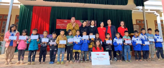 Mon qua am ap nguoi TNG Holdings Vietnam danh tang hoc sinh mien nui-Hinh-2