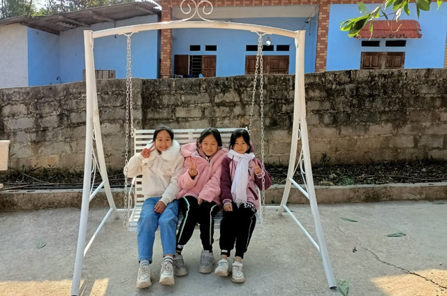 Mon qua am ap nguoi TNG Holdings Vietnam danh tang hoc sinh mien nui