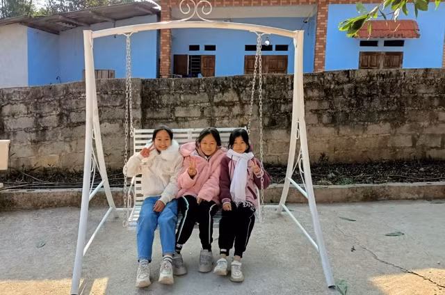 Mon qua am ap nguoi TNG Holdings Vietnam danh tang hoc sinh mien nui