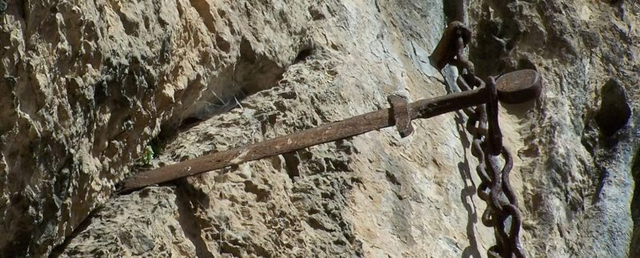 Những thanh kiếm được cho là bị nguyền rủa - Hình 2 Nhung thanh kiem duoc cho la bi nguyen rua-Hinh-2