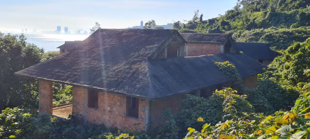 Can canh loat biet thu bo hoang duoi chan nui Son Tra o Da Nang-Hinh-6