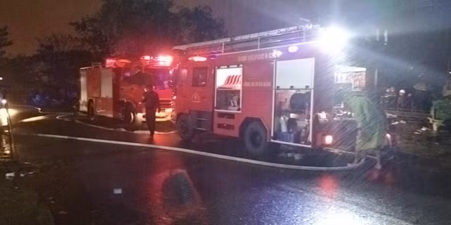 Da Nang: Chay 2 tau ca dang neo dau tai Au thuyen Tho Quang-Hinh-2