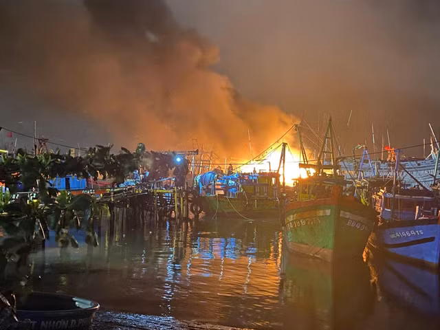 Da Nang: Chay 2 tau ca dang neo dau tai Au thuyen Tho Quang