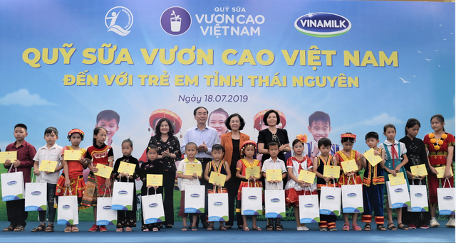 Vinamilk - Top 1 kinh doanh - Nỗ lực vì sứ mệnh “Để mọi trẻ em đều được uống sữa mỗi ngày” Vinamilk - Top 1 kinh doanh - No luc vi su menh “De moi tre em deu duoc uong sua moi ngay”