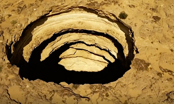 Bất ngờ phát hiện thứ kinh khủng trong 'giếng địa ngục' - Hình 4 Bat ngo phat hien thu kinh khung trong 'gieng dia nguc'-Hinh-4