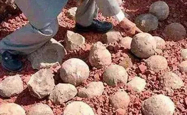 Phát hiện báu vật bên trong những viên đá lạ lùng Phat hien bau vat ben trong nhung vien da la lung