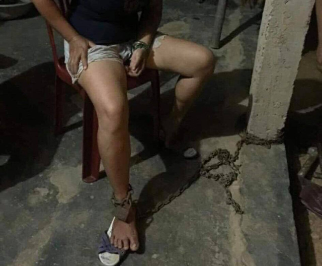 Chồng vũ phu đánh, xích chân vợ, phụ nữ ơi tiếc gì nữa... Chong vu phu danh, xich chan vo, phu nu oi tiec gi nua...