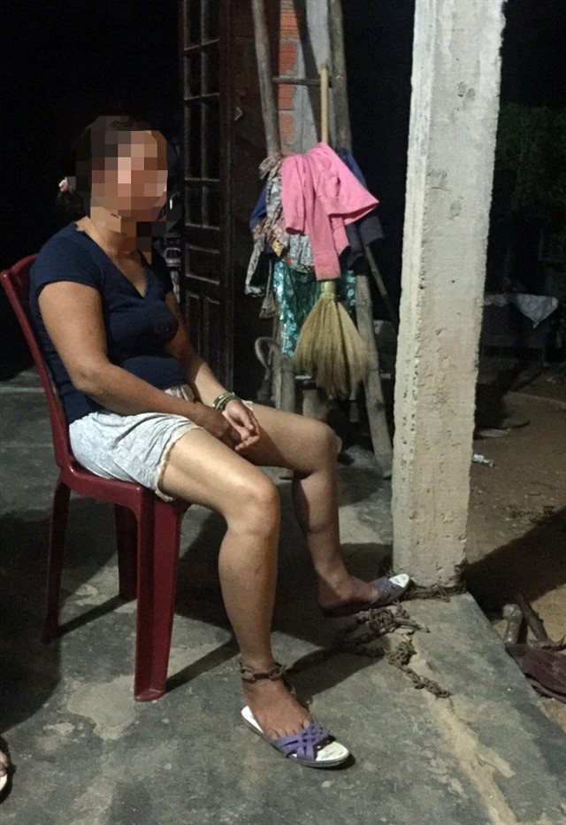 Chồng vũ phu đánh, xích chân vợ, phụ nữ ơi tiếc gì nữa... - Hình 2 Chong vu phu danh, xich chan vo, phu nu oi tiec gi nua...-Hinh-2