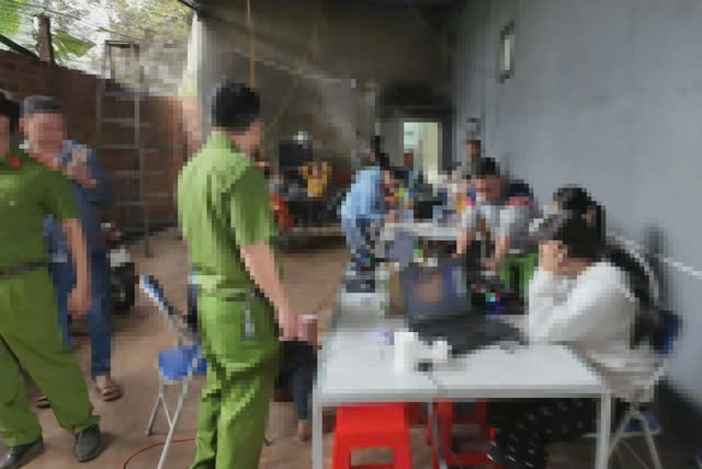 Lừa đảo chiếm đoạt hàng ngàn tỷ đồng trên mạng, nhóm đối tượng bị bắt - Hình 2 Lua dao chiem doat hang ngan ty dong tren mang, nhom doi tuong bi bat-Hinh-2