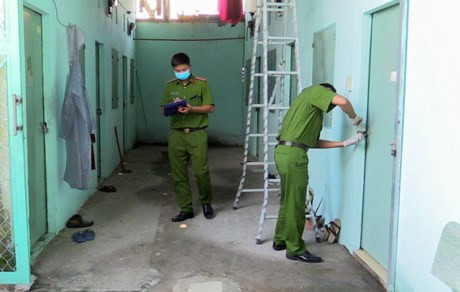 Vợ nhận điện thoại của người lạ bị chồng bóp cổ đến chết Vo nhan dien thoai cua nguoi la bi chong bop co den chet