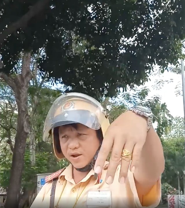 CSGT o Sai Gon chui tuc khi bi tai xe quay clip