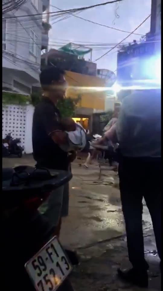 Công an vào cuộc vụ thẩm phán, giảng viên cùng nhóm người lạ bị tố ngang nhiên xông vào nhà dân, “bắt cóc” 3 cháu nhỏ Cong an vao cuoc vu tham phan, giang vien cung nhom nguoi la bi to ngang nhien xong vao nha dan, “bat coc” 3 chau nho