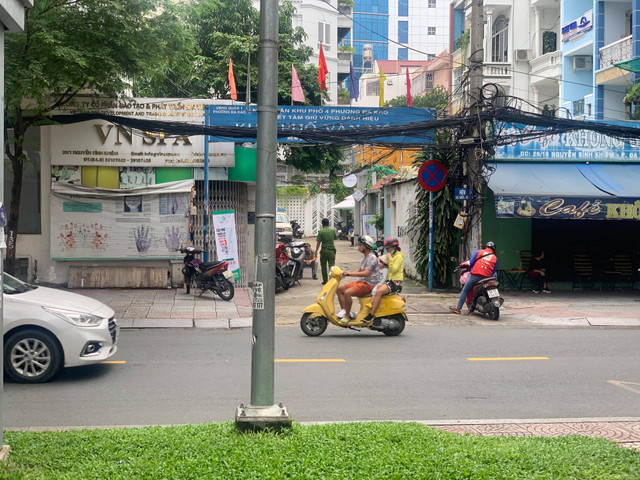 Công an vào cuộc vụ thẩm phán, giảng viên cùng nhóm người lạ bị tố ngang nhiên xông vào nhà dân, “bắt cóc” 3 cháu nhỏ - Hình 3 Cong an vao cuoc vu tham phan, giang vien cung nhom nguoi la bi to ngang nhien xong vao nha dan, “bat coc” 3 chau nho-Hinh-3