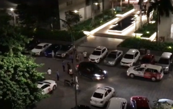 Bị đâm nhiều thương tích, nam thanh niên lái ô tô tông 2 người trong chung cư Gold View Bi dam nhieu thuong tich, nam thanh nien lai o to tong 2 nguoi trong chung cu Gold View