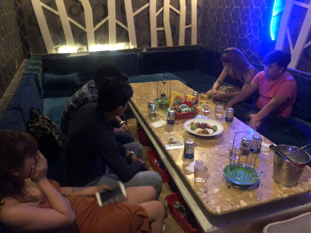 Nữ tiếp viên ăn mặc hở hang phục vụ khách chơi ma tuý ở Sài Gòn Nu tiep vien an mac ho hang phuc vu khach choi ma tuy o Sai Gon