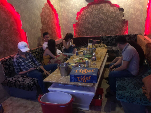 Nữ tiếp viên ăn mặc hở hang phục vụ khách chơi ma tuý ở Sài Gòn - Hình 2 Nu tiep vien an mac ho hang phuc vu khach choi ma tuy o Sai Gon-Hinh-2