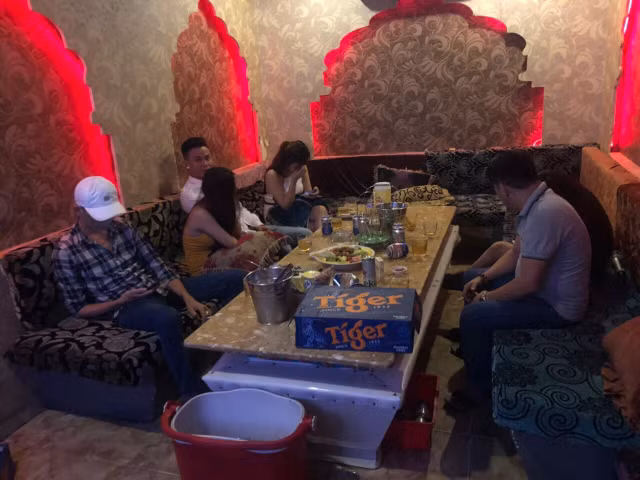 Nữ tiếp viên ăn mặc hở hang phục vụ khách chơi ma tuý ở Sài Gòn - Hình 2 Nu tiep vien an mac ho hang phuc vu khach choi ma tuy o Sai Gon-Hinh-2