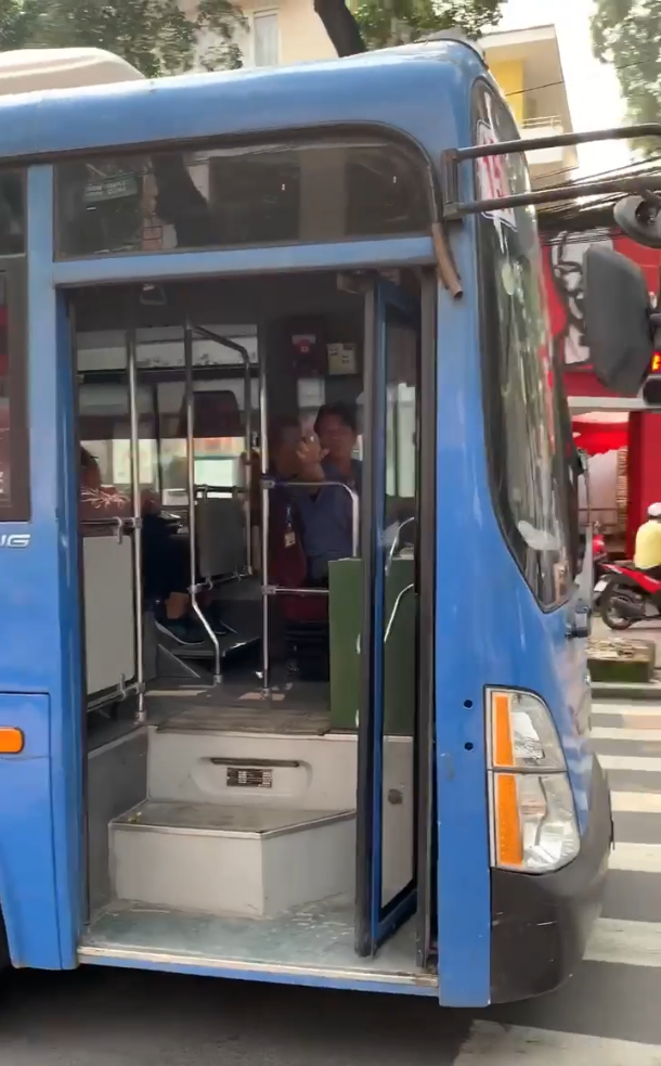 Tài xế xe buýt bấm còi inh ỏi, ép xe máy, phun nước miếng vào người đi đường ở Sài Gòn - Hình 2 Tai xe xe buyt bam coi inh oi, ep xe may, phun nuoc mieng vao nguoi di duong o Sai Gon-Hinh-2