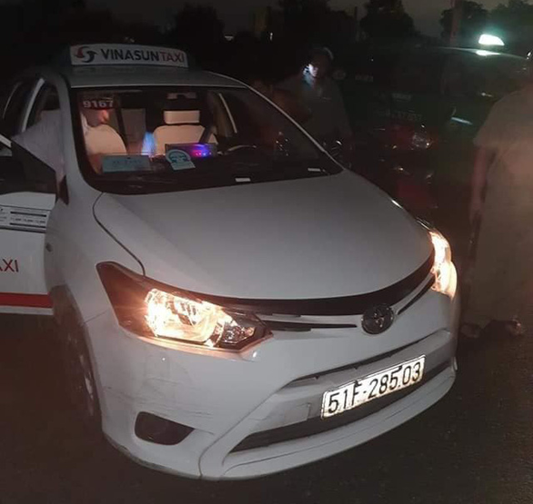 Lời khai của 2 tên cướp dùng dao cứa cổ tài xế taxi Vinasun Loi khai cua 2 ten cuop dung dao cua co tai xe taxi Vinasun