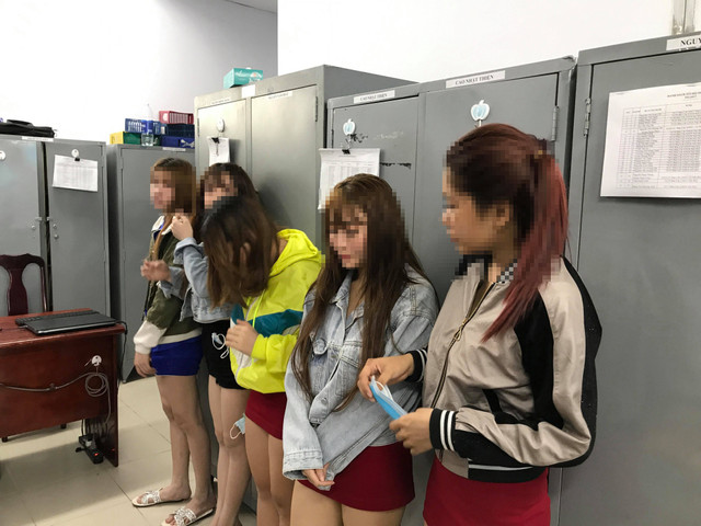 Công an đột kích quán massage có dịch vụ lạ: 4 tiếp viên kích dục cho 1 khách giá 13 triệu Cong an dot kich quan massage co dich vu la: 4 tiep vien kich duc cho 1 khach gia 13 trieu