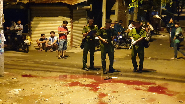  Hỗn chiến kinh hoàng ở Sài Gòn vì đoạn tin nhắn trên điện thoại - Hình 2  Hon chien kinh hoang o Sai Gon vi doan tin nhan tren dien thoai-Hinh-2