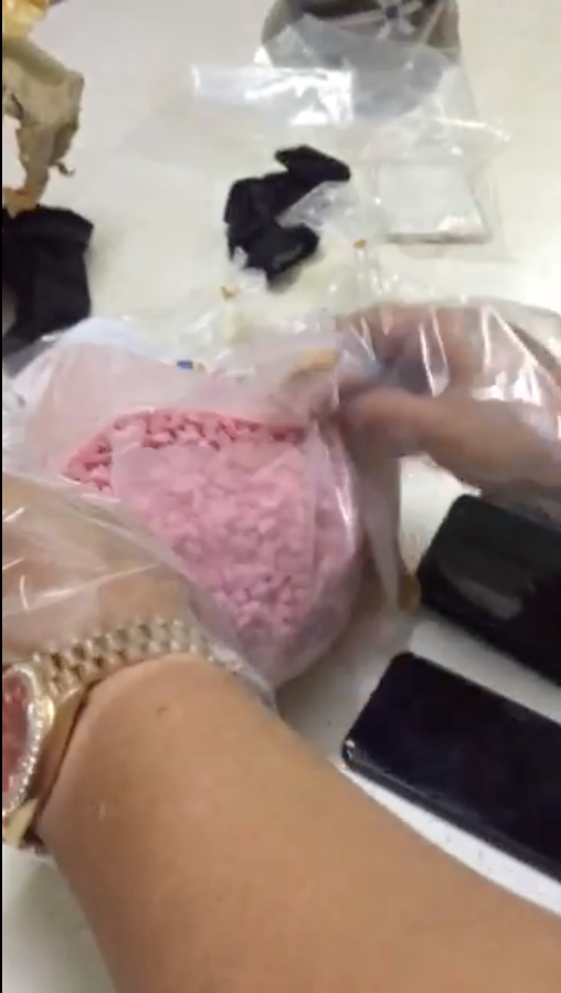 Người đàn ông mang 4.000 viên ma tuý đi dạo phố Sài Gòn - Hình 2 Nguoi dan ong mang 4.000 vien ma tuy di dao pho Sai Gon-Hinh-2