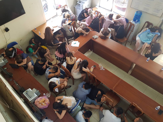 200 nam thanh nữ tú mở hội ma túy trong quán bar giữa Sài Gòn - Hình 3 200 nam thanh nu tu mo hoi ma tuy trong quan bar giua Sai Gon-Hinh-3