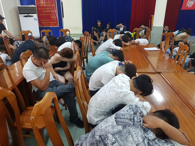 200 nam thanh nữ tú mở hội ma túy trong quán bar giữa Sài Gòn - Hình 4 200 nam thanh nu tu mo hoi ma tuy trong quan bar giua Sai Gon-Hinh-4