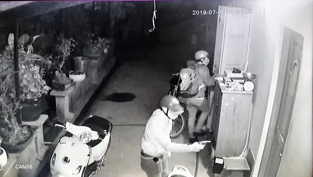Cả gia đình đánh nhau với nhóm trộm có súng như phim giữa đêm Ca gia dinh danh nhau voi nhom trom co sung nhu phim giua dem