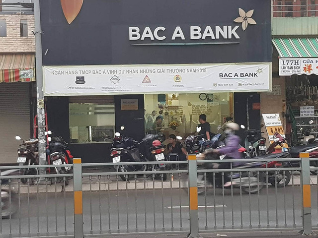 Thanh niên cần tiền kinh doanh quần áo nên cầm súng rulo cướp ngân hàng Bắc Á - Hình 3 Thanh nien can tien kinh doanh quan ao nen cam sung rulo cuop ngan hang Bac A-Hinh-3