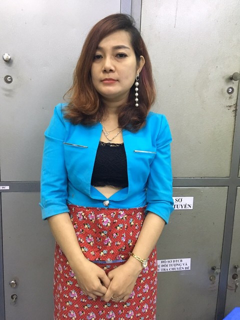 Bắt quả tang 2 nữ tiếp viên karaoke bán dâm cho khách giá 1,5 triệu đồng Bat qua tang 2 nu tiep vien karaoke ban dam cho khach gia 1,5 trieu dong