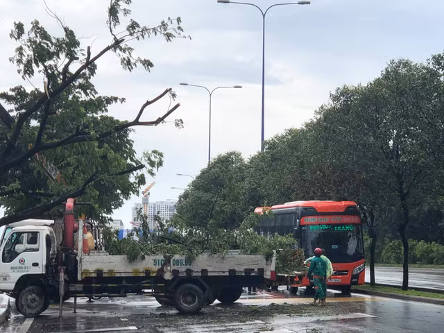 Cong cong truong SaiGon One Tower do de trung xe may, nguoi phu nu hoang loan-Hinh-3