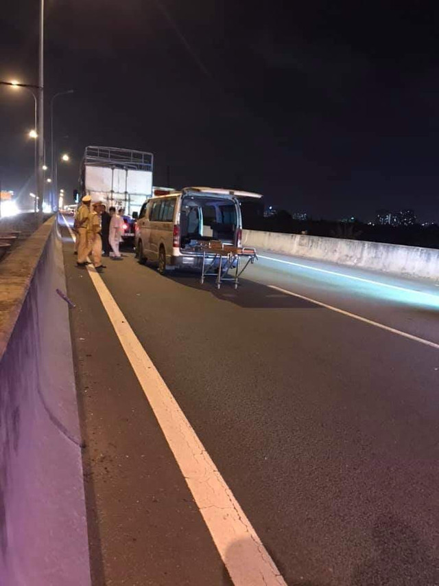 Xe sang BMW dính chặt vào xe tải trên cao tốc Long Thành - Dầu Giây Xe sang BMW dinh chat vao xe tai tren cao toc Long Thanh - Dau Giay