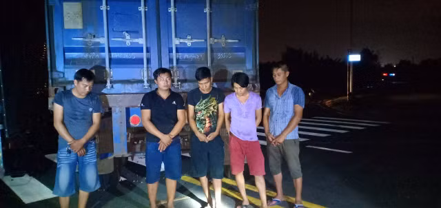 Nhom trom hat dieu hoi lo 20 trieu dong voi bao ve khi bi bat qua tang o Sai Gon-Hinh-2