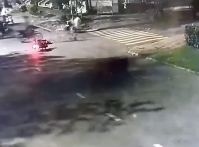 Nhóm thanh niên đánh cướp đồ của đôi nam nữ táo tợn trên đường phố Sài Gòn Nhom thanh nien danh cuop do cua doi nam nu tao ton tren duong pho Sai Gon