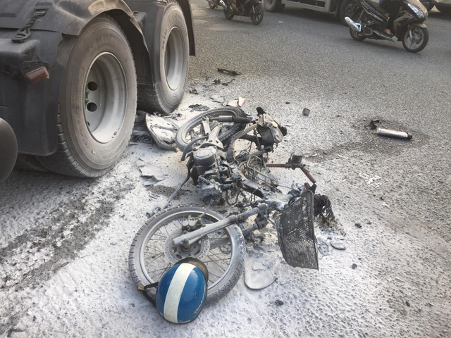 Xe máy bốc cháy dữ dội dưới bánh xe container ở điểm đen tai nạn giao thông Xe may boc chay du doi duoi banh xe container o diem den tai nan giao thong