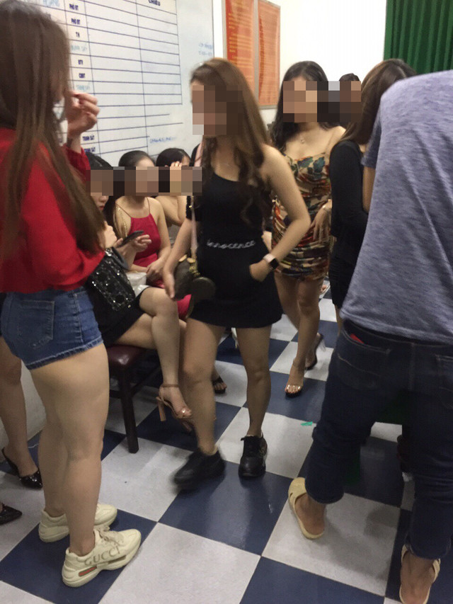 Đột kích quán bar ở Sài Gòn, hàng trăm dân chơi tháo chạy tán loạn - Hình 3 Dot kich quan bar o Sai Gon, hang tram dan choi thao chay tan loan-Hinh-3