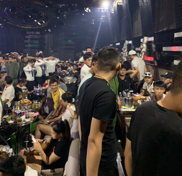 Đột kích quán bar ở Sài Gòn, hàng trăm dân chơi tháo chạy tán loạn Dot kich quan bar o Sai Gon, hang tram dan choi thao chay tan loan