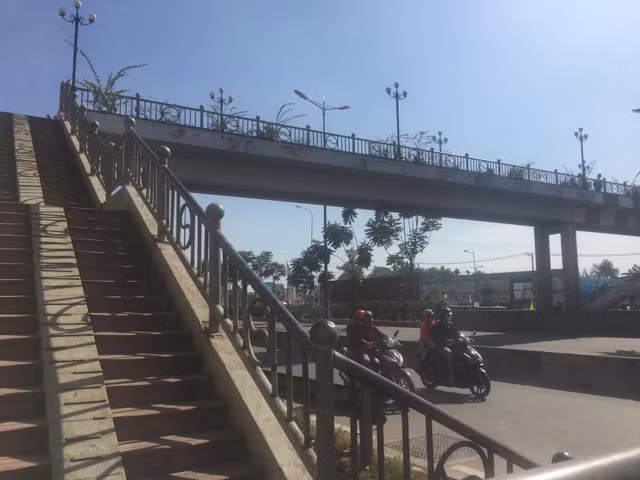 Di tren cau bo hanh Suoi Tien, nu sinh bat ngo tron mat, non oi roi tu vong