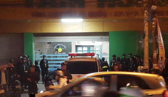 Dai ta Vu Hong Van cung hang tram canh sat cam sung bao vay nhom giang ho o benh vien Tam Hong Phuoc