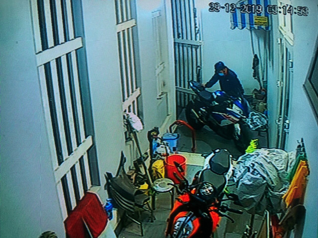 Trộm vứt mô tô BMW giá hơn nửa tỷ ở bãi đất trống rồi nhắn chủ nhân đến nhận - Hình 3 Trom vut mo to BMW gia hon nua ty o bai dat trong roi nhan chu nhan den nhan-Hinh-3