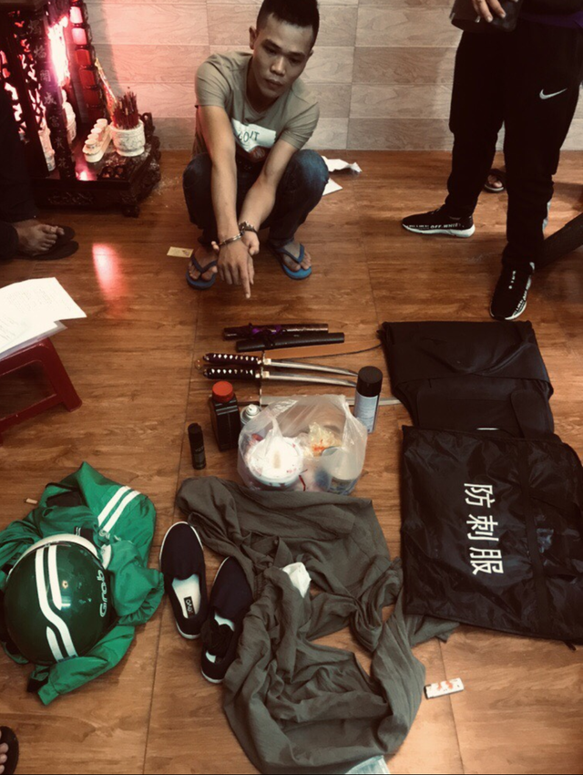 Ngoài tạt sơn và mắm tôm, nhóm 'khủng bố' còn cho gián vào tô phở Hòa - Hình 3 Ngoai tat son va mam tom, nhom 'khung bo' con cho gian vao to pho Hoa-Hinh-3