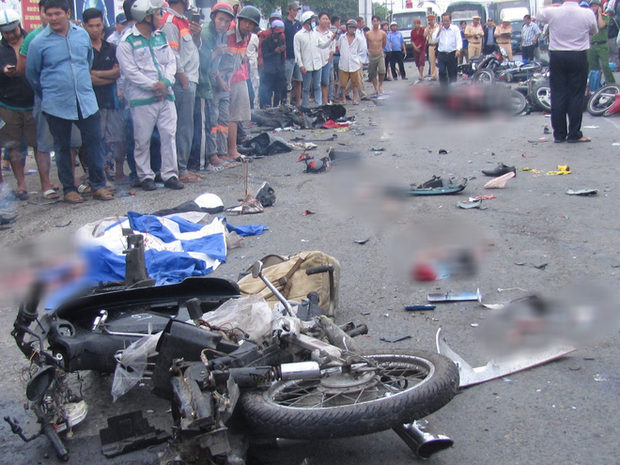 Tài xế container cùng bạn uống 1,5 lít rượu rồi gây tai nạn kinh hoàng 4 người tử vong - Hình 2 Tai xe container cung ban uong 1,5 lit ruou roi gay tai nan kinh hoang 4 nguoi tu vong-Hinh-2