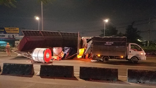 Ba cuộn thép hàng chục tấn rơi xuống đè bẹp xe tải, 2 vợ chồng thoát chết ngoạn mục Ba cuon thep hang chuc tan roi xuong de bep xe tai, 2 vo chong thoat chet ngoan muc