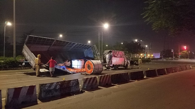 Ba cuộn thép hàng chục tấn rơi xuống đè bẹp xe tải, 2 vợ chồng thoát chết ngoạn mục - Hình 2 Ba cuon thep hang chuc tan roi xuong de bep xe tai, 2 vo chong thoat chet ngoan muc-Hinh-2
