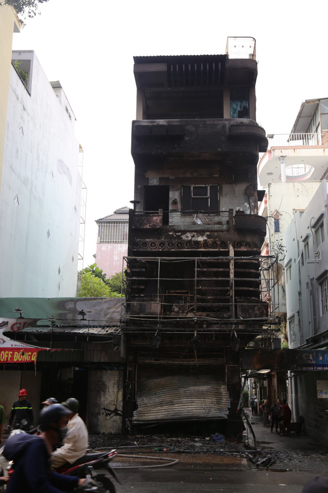 Người phụ nữ mang thai mắc kẹt trong toà nhà bốc cháy dữ dội - Hình 3 Nguoi phu nu mang thai mac ket trong toa nha boc chay du doi-Hinh-3